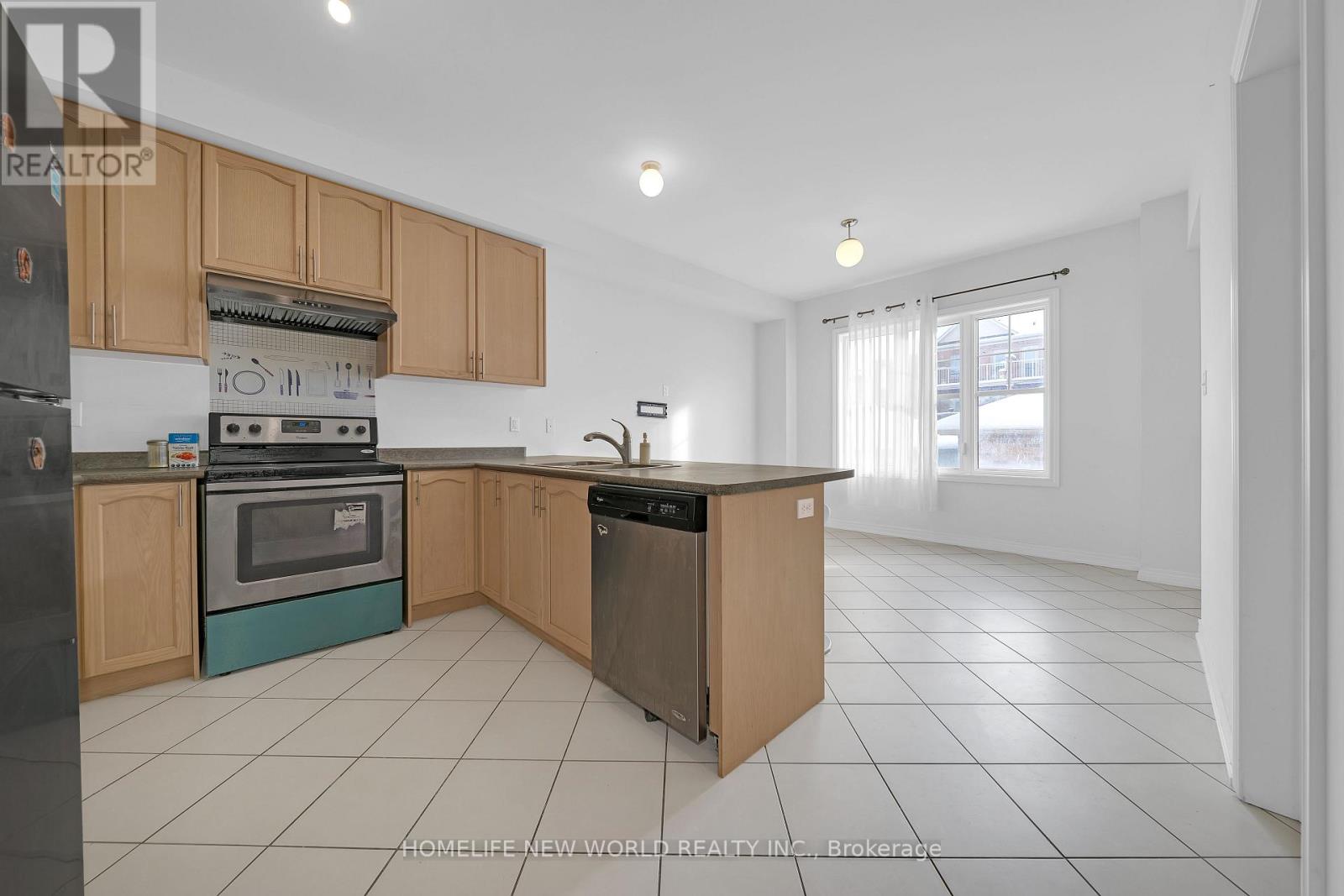 121 Christian Ritter Drive, Markham, Ontario  L6C 0V8 - Photo 4 - N12446718