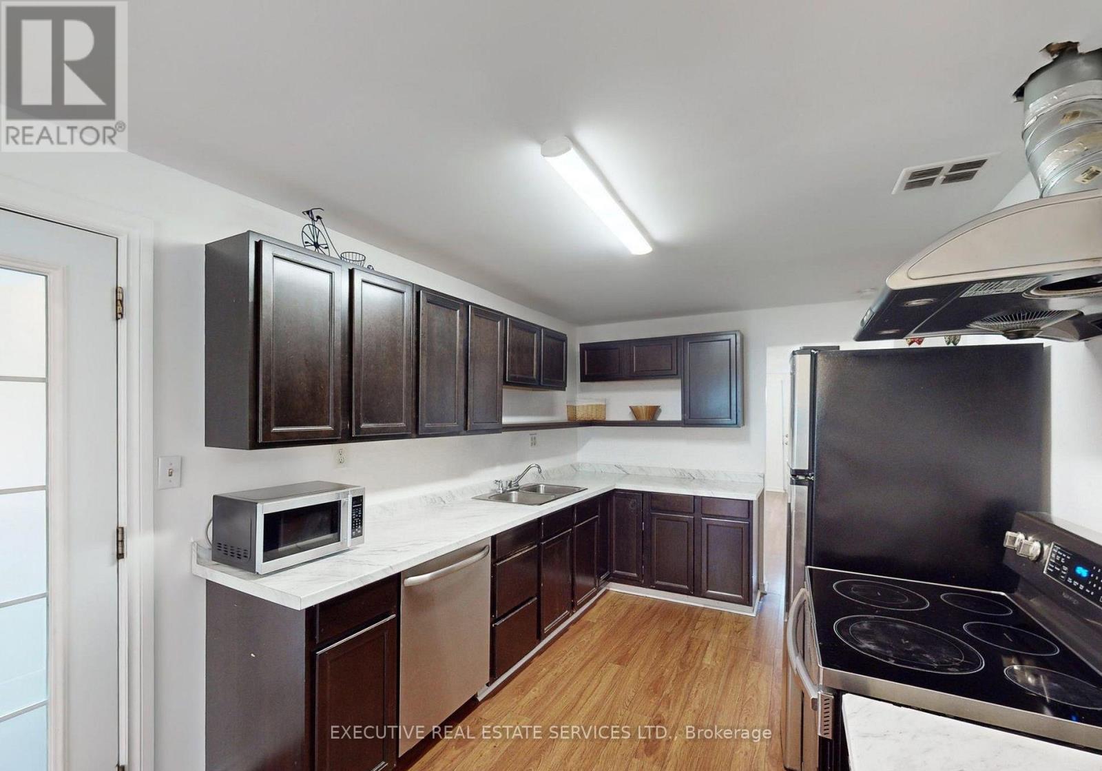 89 John Street, Brampton, Ontario  L6W 1Z4 - Photo 4 - W12615312