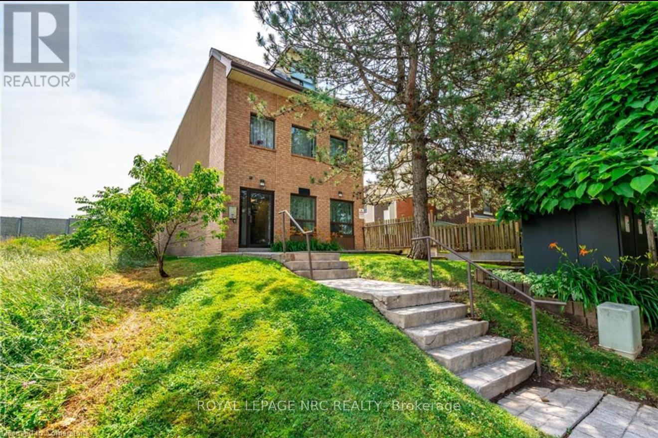 203 - 4872 Valley Way, Niagara Falls (Cherrywood), Ontario  L2E 1W3 - Photo 2 - X12631654