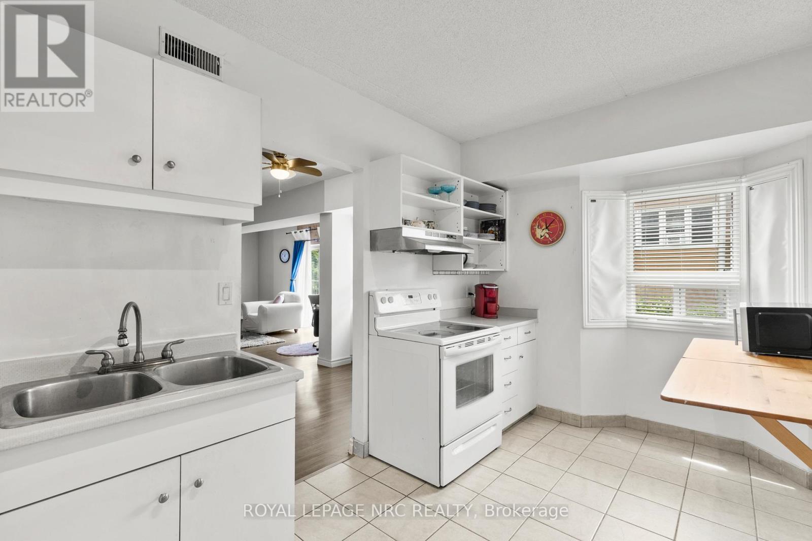 203 - 4872 Valley Way, Niagara Falls (Cherrywood), Ontario  L2E 1W3 - Photo 4 - X12631654