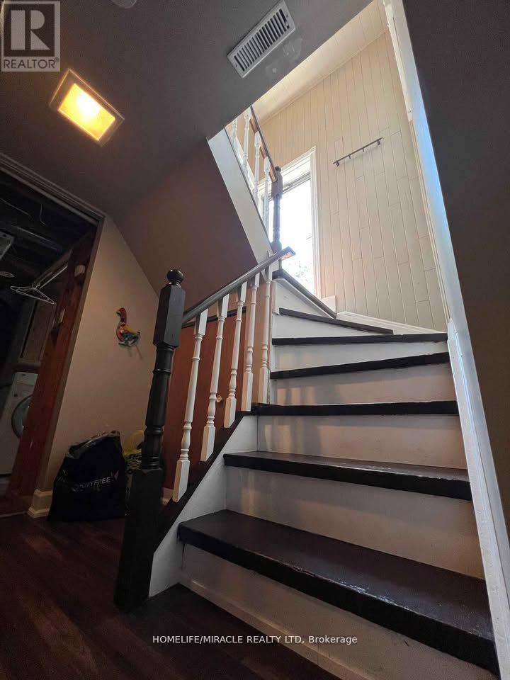 141 Bexhill Avenue, Toronto (Clairlea-Birchmount), Ontario  M1L 3C5 - Photo 2 - E12631630