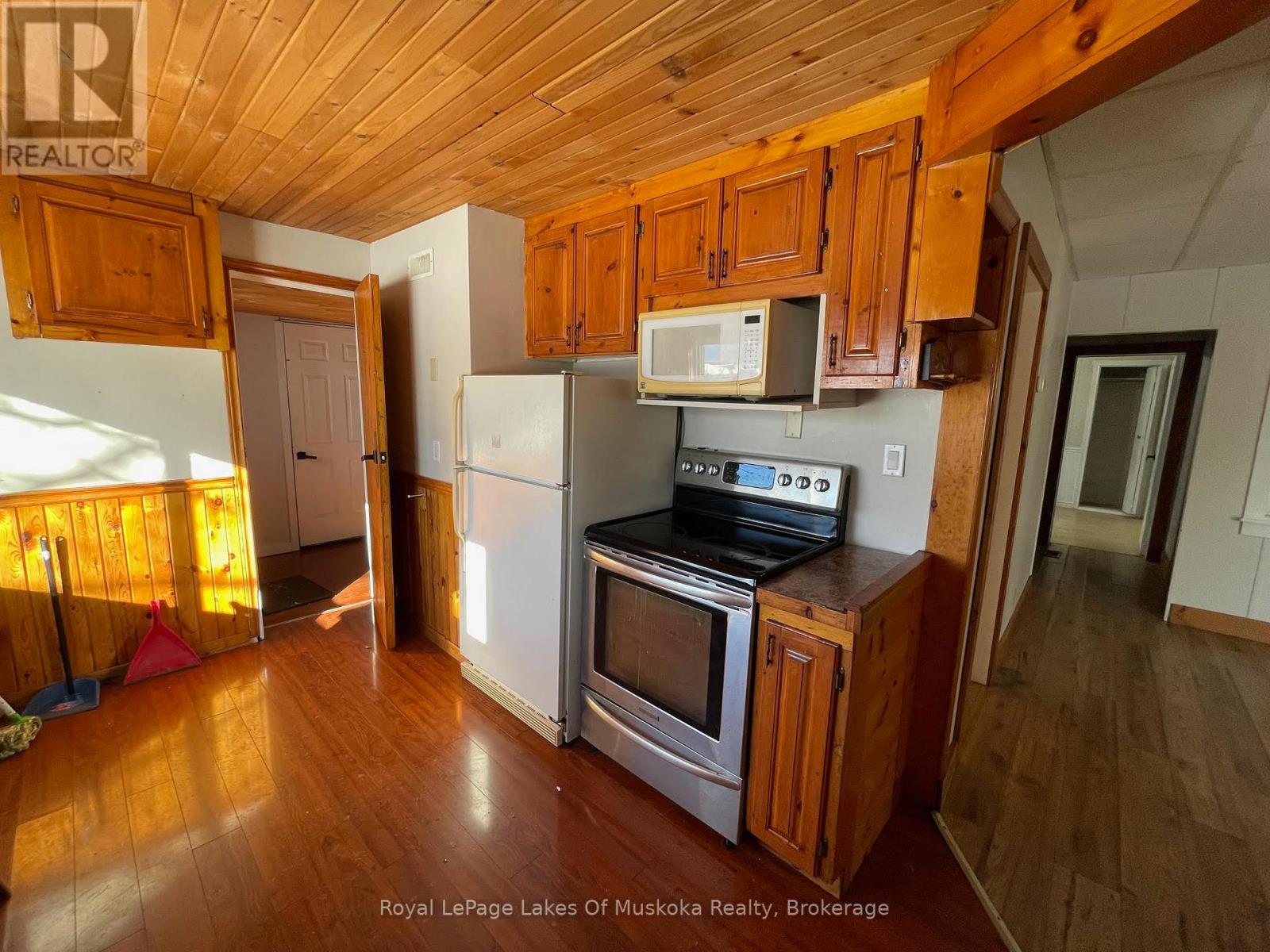 560 John Street N, Gravenhurst, Ontario P1P 1G2 - Photo 4 - X12630564