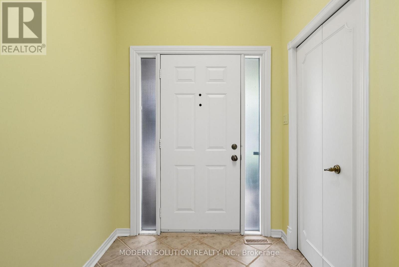 5 Woodlawn Court, Whitby, Ontario  L1N 6R4 - Photo 3 - E12631670