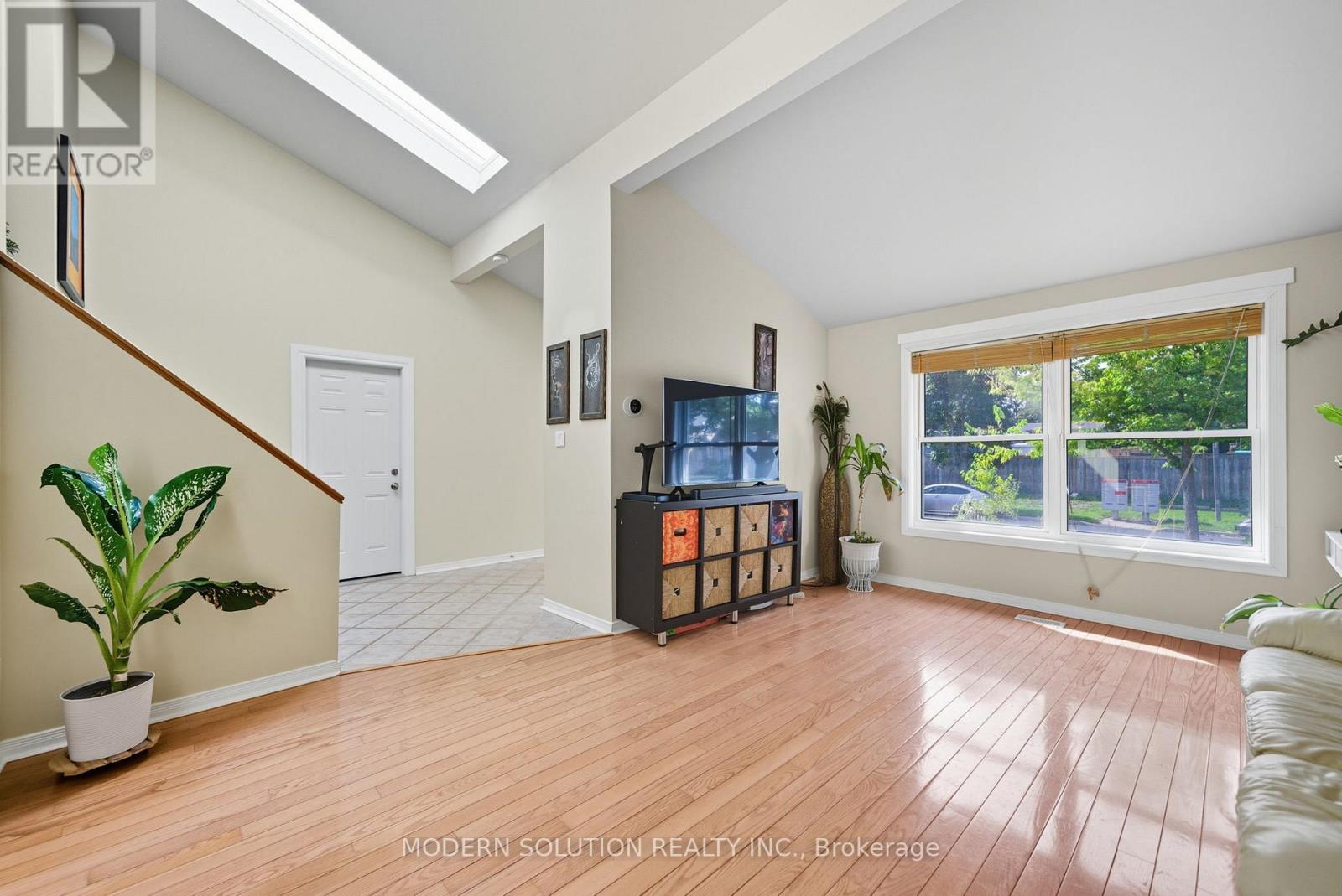 5 Woodlawn Court, Whitby, Ontario  L1N 6R4 - Photo 4 - E12631670