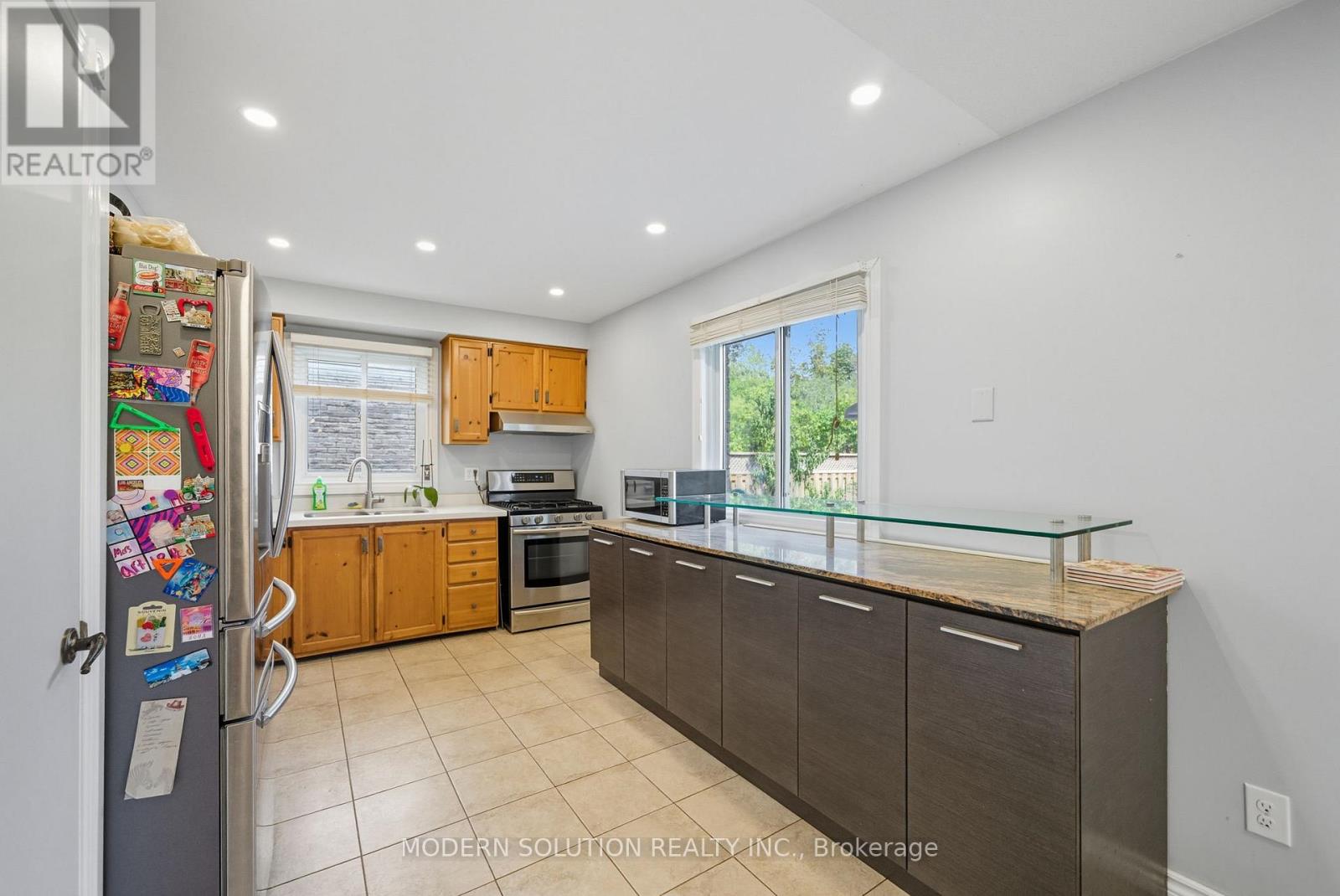 5 Woodlawn Court, Whitby, Ontario  L1N 6R4 - Photo 9 - E12631670