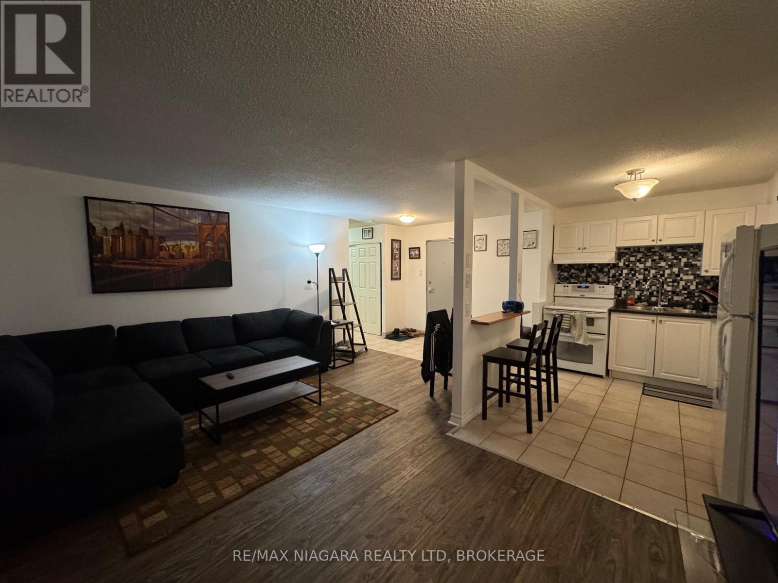 201 - 242 Oakdale Avenue, St. Catharines (Oakdale), Ontario  L2P 3K5 - Photo 11 - X12631694