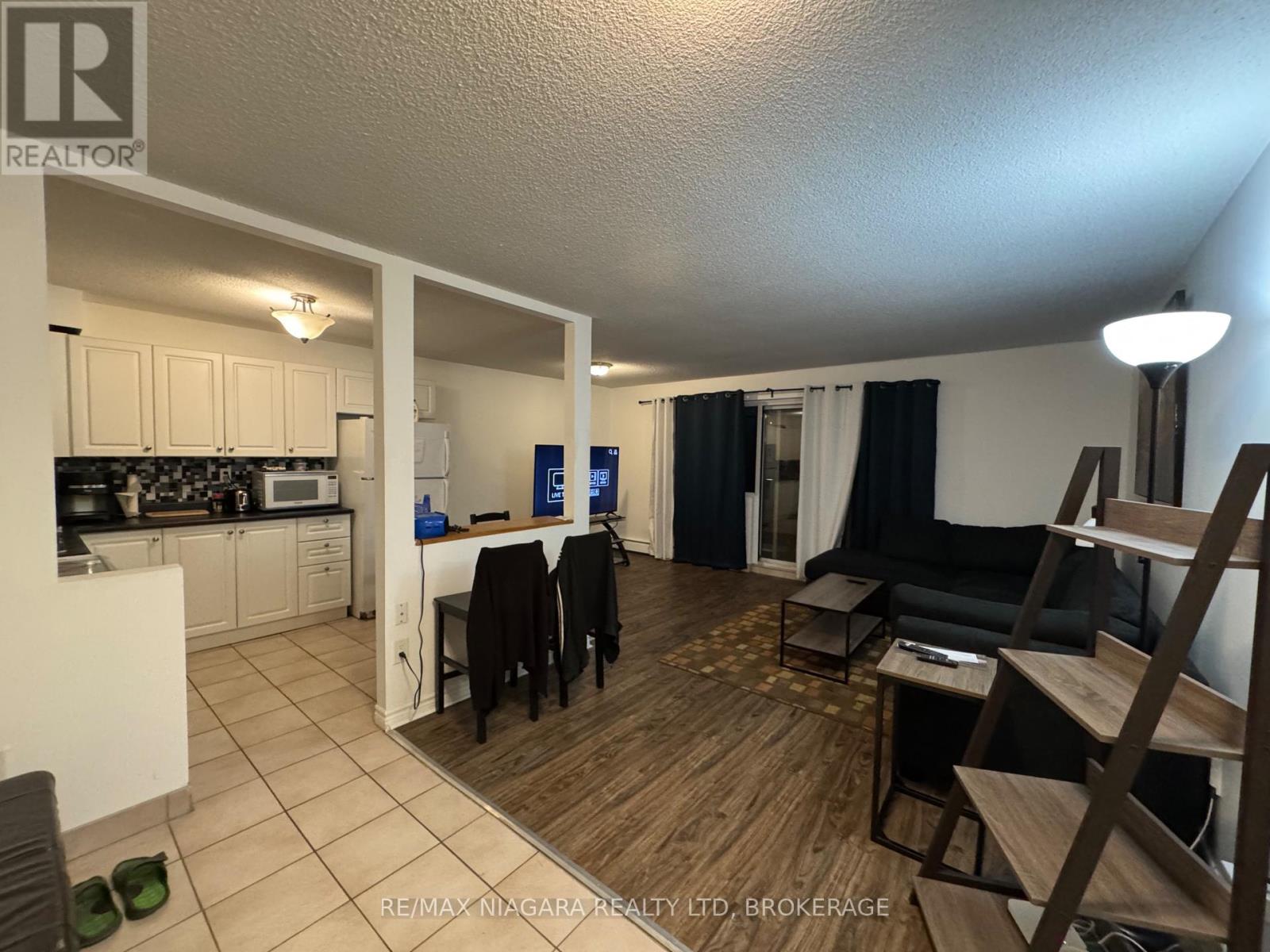 201 - 242 Oakdale Avenue, St. Catharines (Oakdale), Ontario  L2P 3K5 - Photo 8 - X12631694