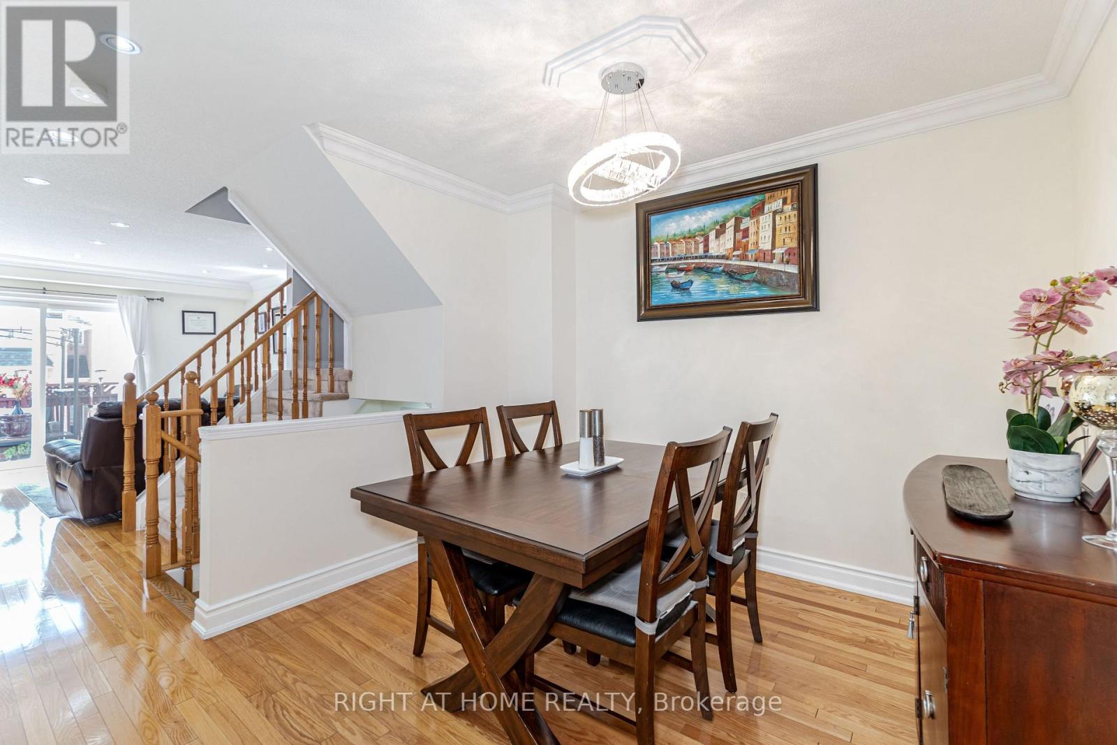 7106 Chatham Court, Mississauga, Ontario  L5N 8R1 - Photo 5 - W12631360