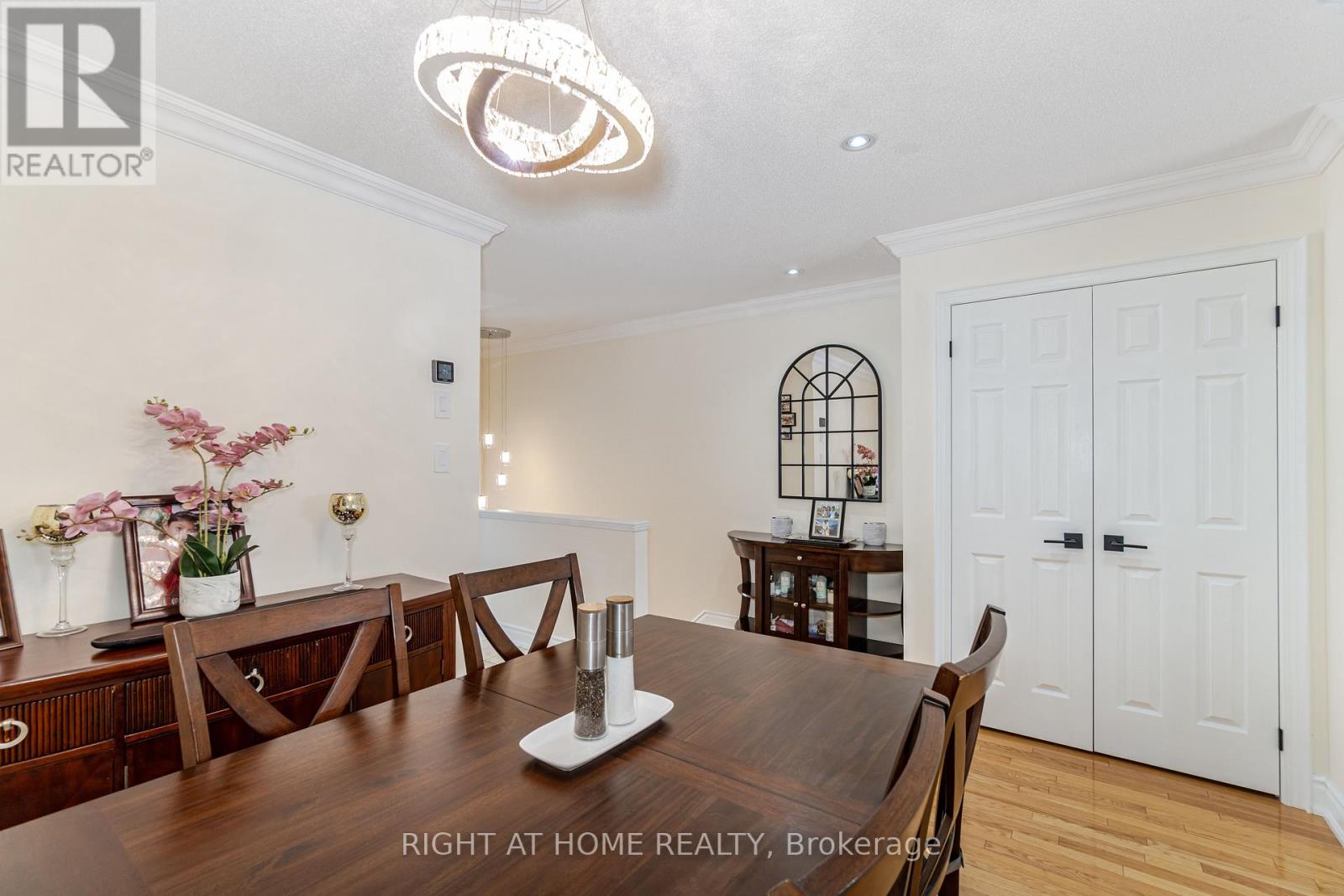 7106 Chatham Court, Mississauga, Ontario  L5N 8R1 - Photo 4 - W12631360