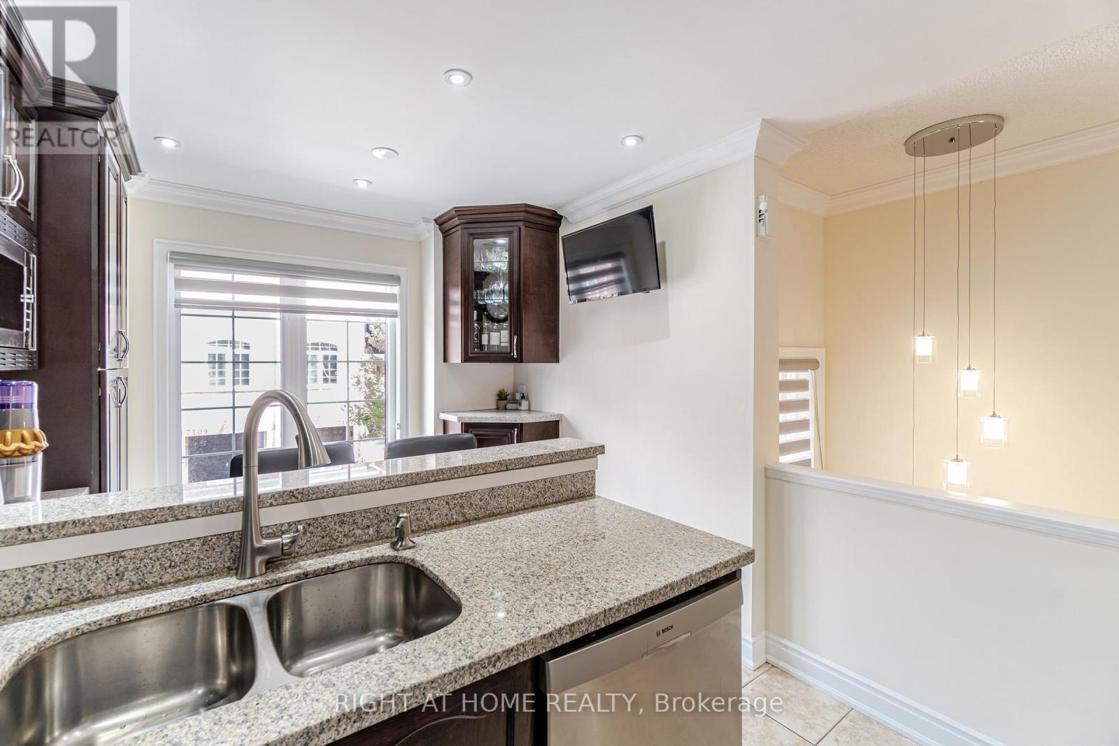 7106 Chatham Court, Mississauga, Ontario  L5N 8R1 - Photo 9 - W12631360