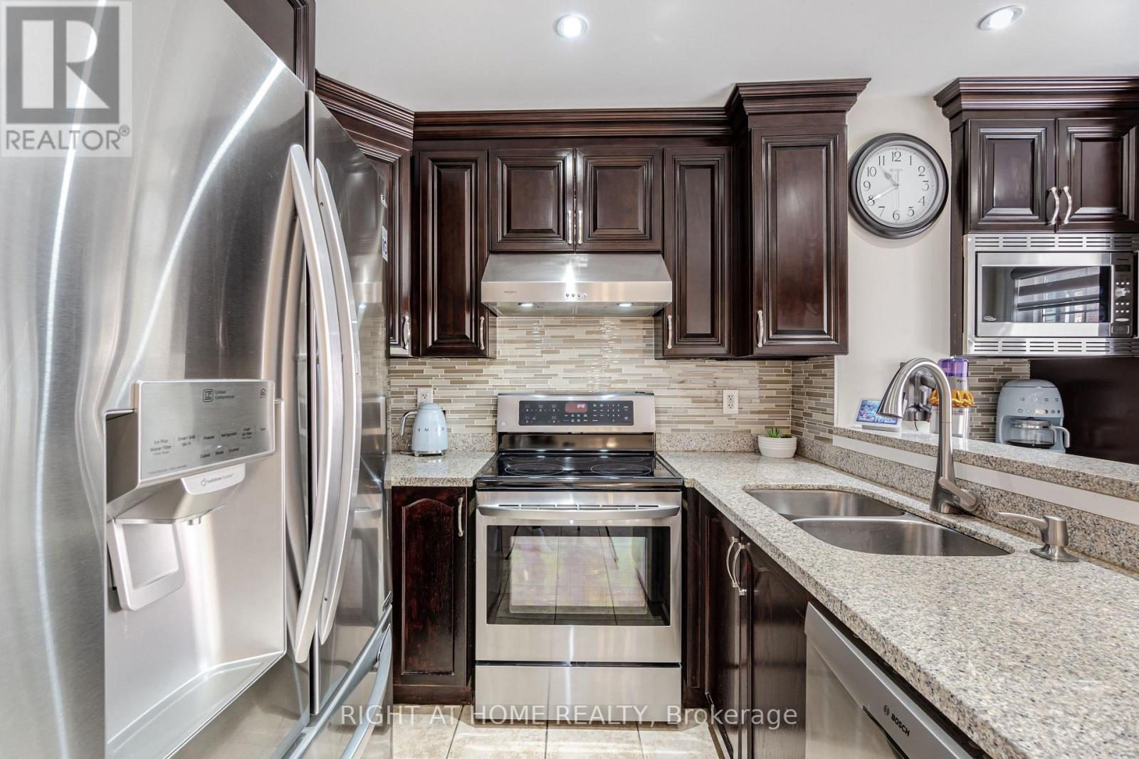 7106 Chatham Court, Mississauga, Ontario  L5N 8R1 - Photo 8 - W12631360