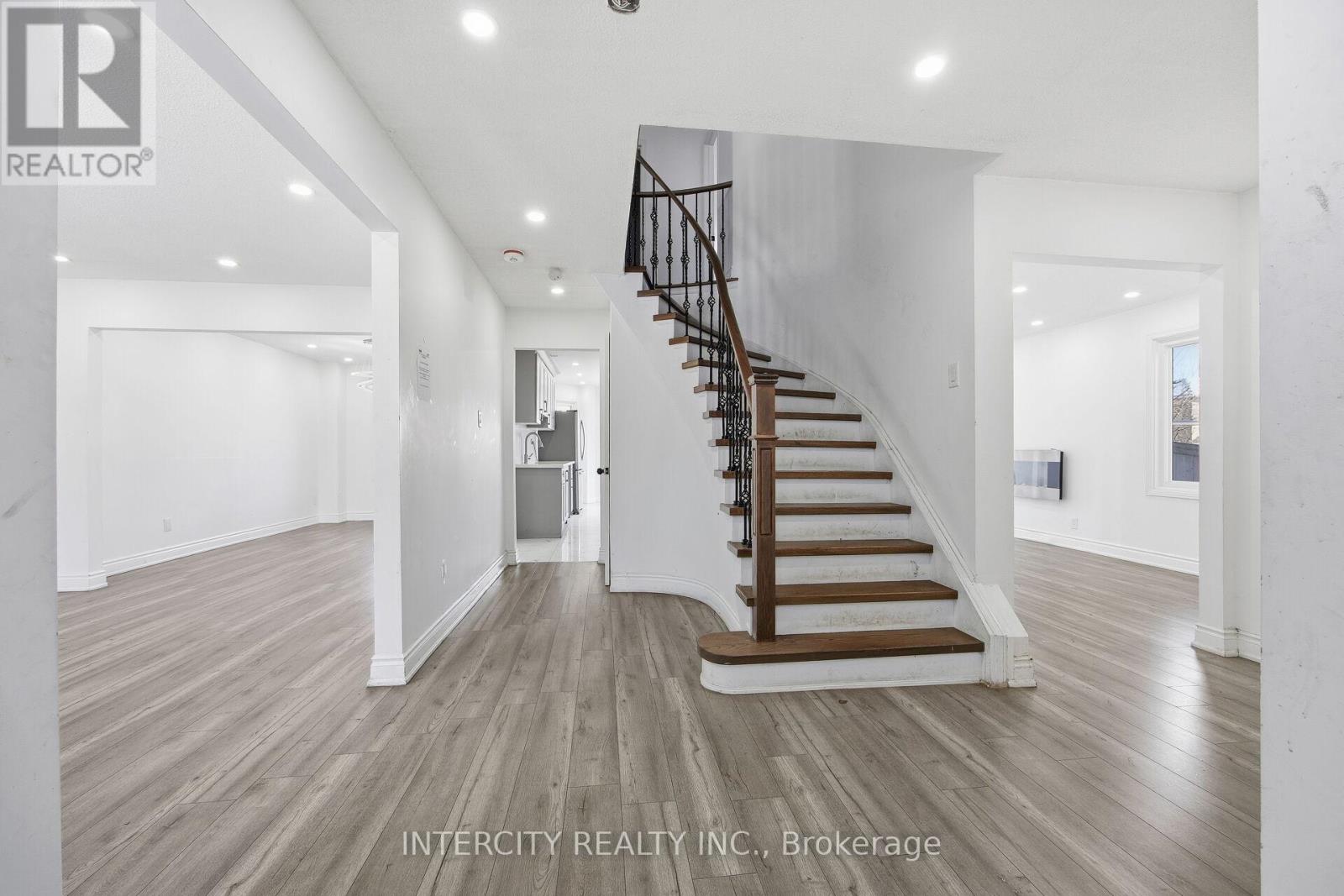 45 Merganser Crescent, Brampton, Ontario  L6W 4G2 - Photo 5 - W12629906