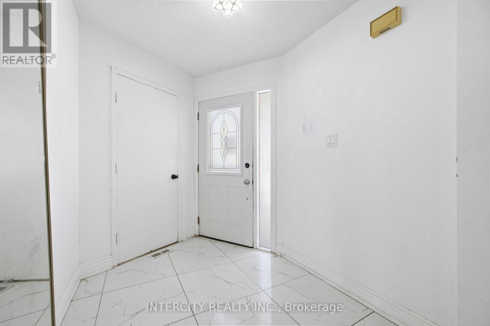 45 Merganser Crescent, Brampton, Ontario  L6W 4G2 - Photo 4 - W12629906