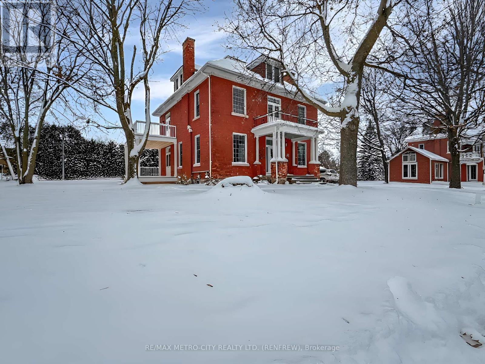 298 BARR STREET, Renfrew, Ontario