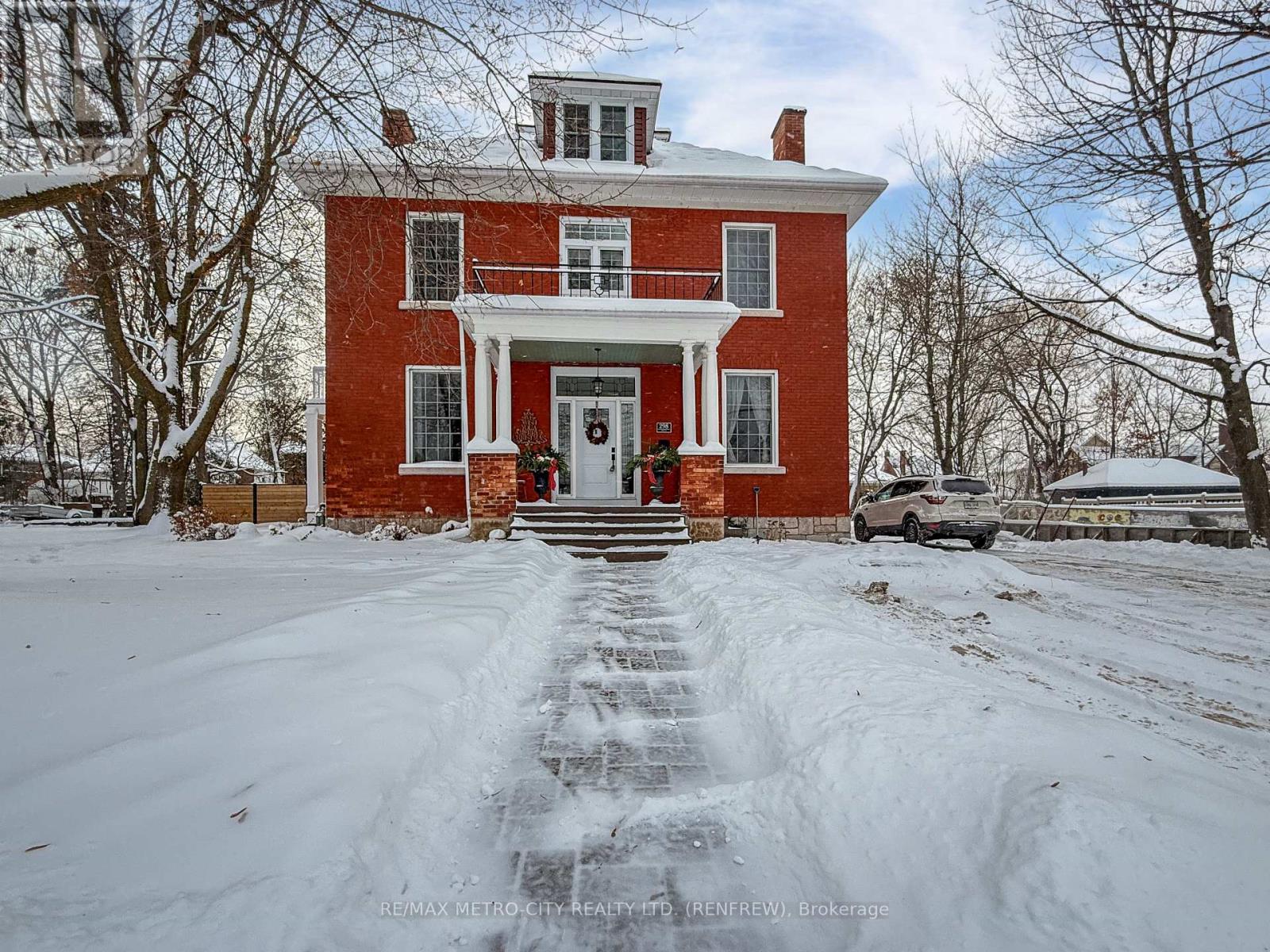 298 Barr Street, Renfrew, Ontario  K7V 1J8 - Photo 3 - X12434344