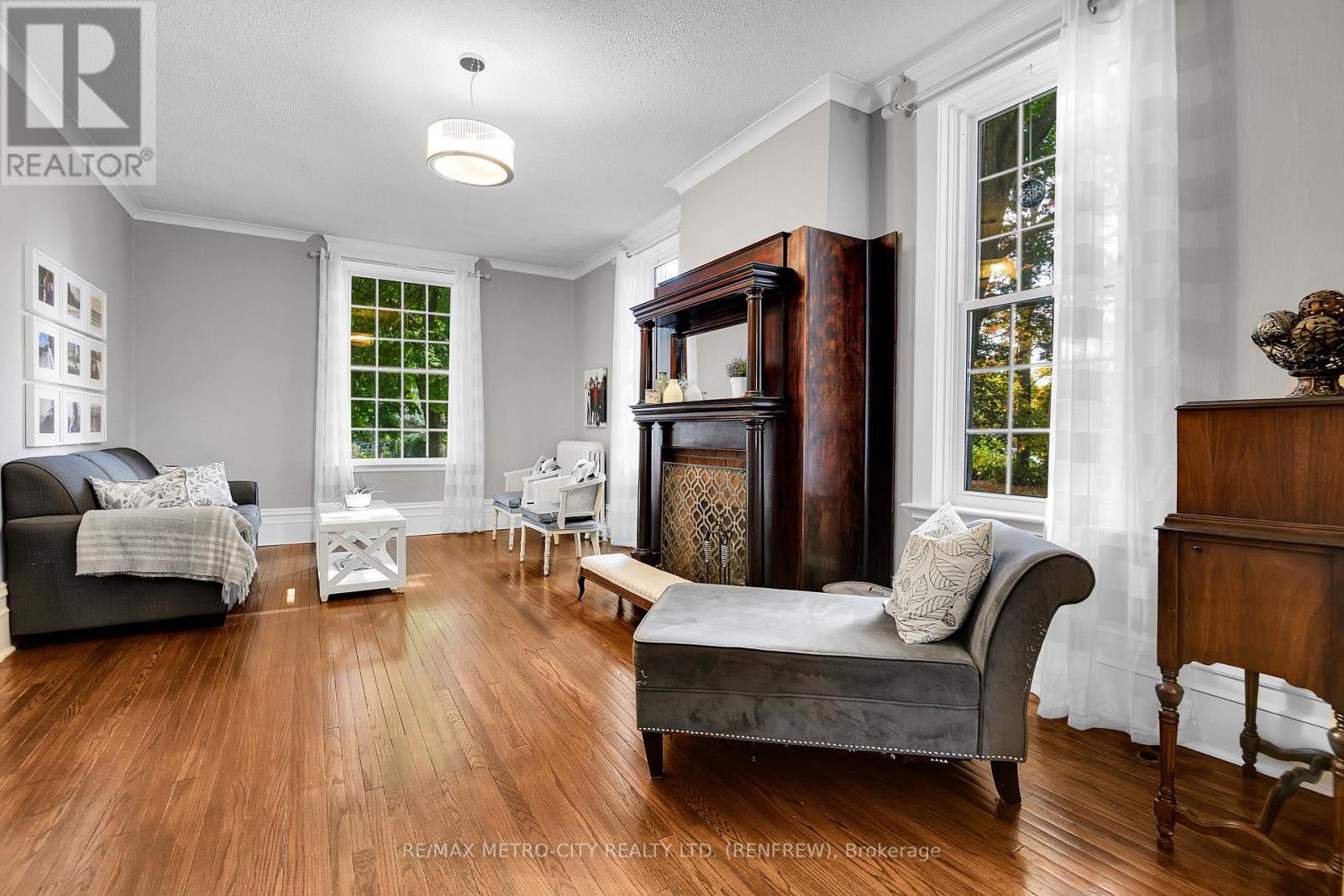 298 Barr Street, Renfrew, Ontario  K7V 1J8 - Photo 9 - X12434344