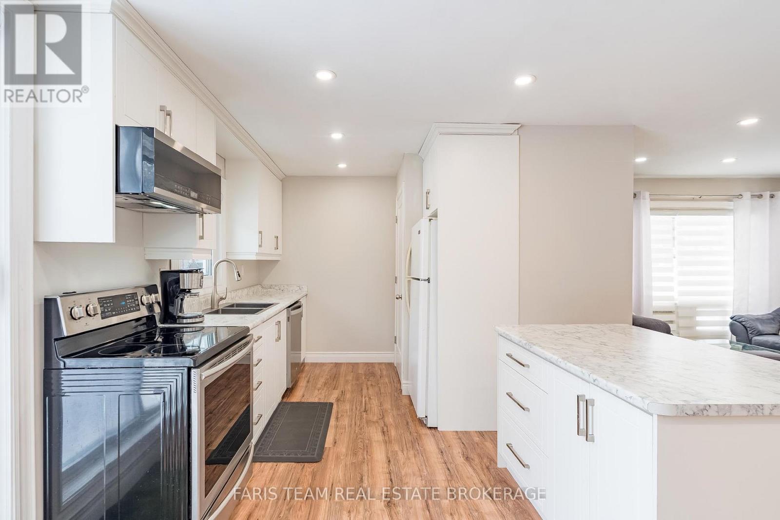 137 1st Avenue, Tay (Port Mcnicoll), Ontario  L0K 1R0 - Photo 5 - S12631778