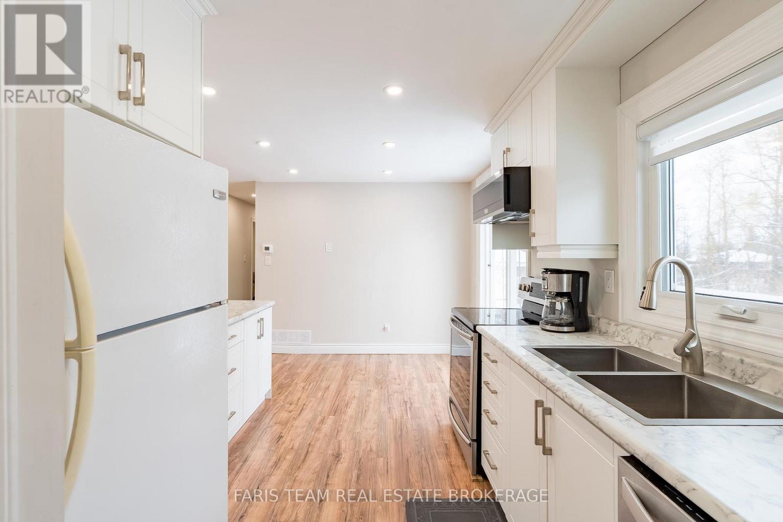 137 1st Avenue, Tay (Port Mcnicoll), Ontario  L0K 1R0 - Photo 7 - S12631778