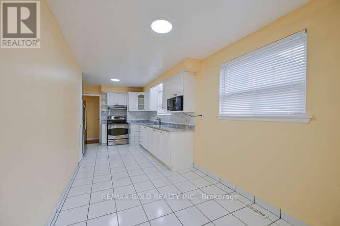 3274 Clara Drive, Mississauga (Malton), Ontario  L4T 2C7 - Photo 11 - W12631768