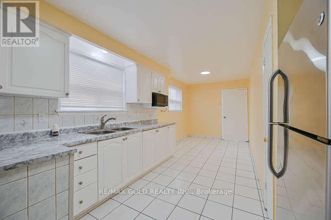 3274 Clara Drive, Mississauga (Malton), Ontario  L4T 2C7 - Photo 12 - W12631768