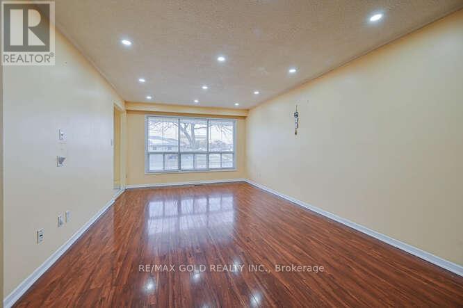 3274 Clara Drive, Mississauga (Malton), Ontario  L4T 2C7 - Photo 6 - W12631768