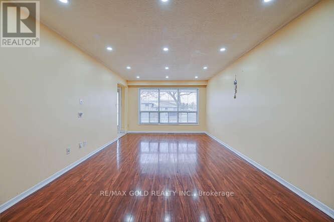 3274 Clara Drive, Mississauga (Malton), Ontario  L4T 2C7 - Photo 9 - W12631768