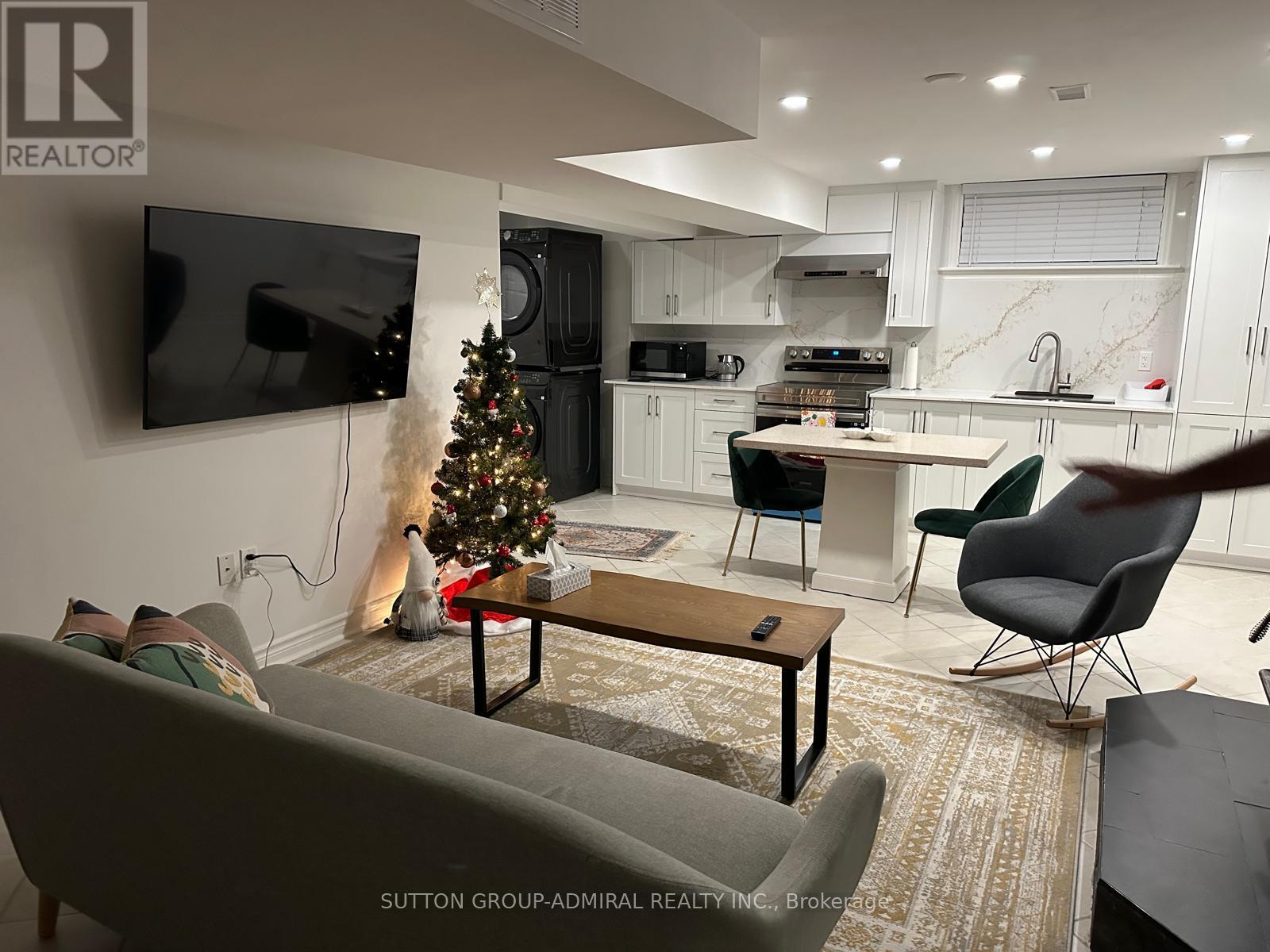 447 Taylor Mills Drive, Richmond Hill, Ontario  L4C 2T3 - Photo 5 - N12630844