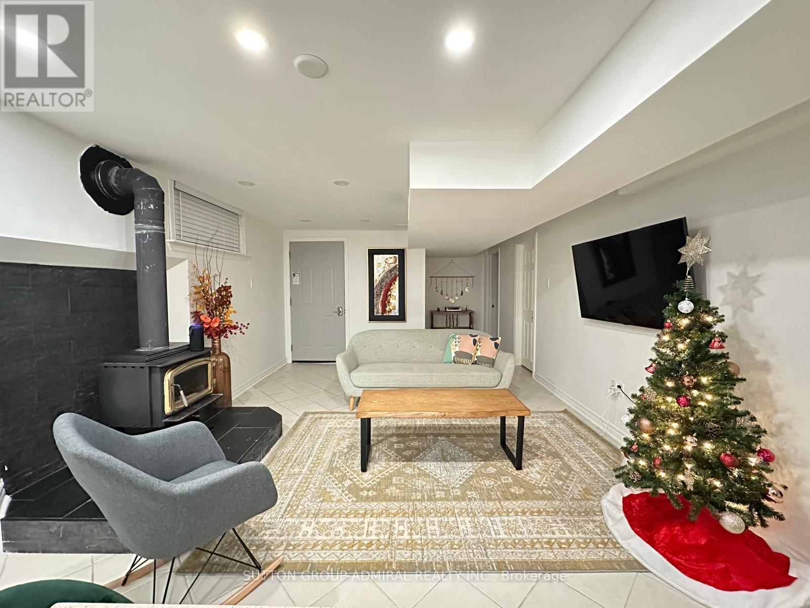 447 Taylor Mills Drive, Richmond Hill, Ontario  L4C 2T3 - Photo 6 - N12630844