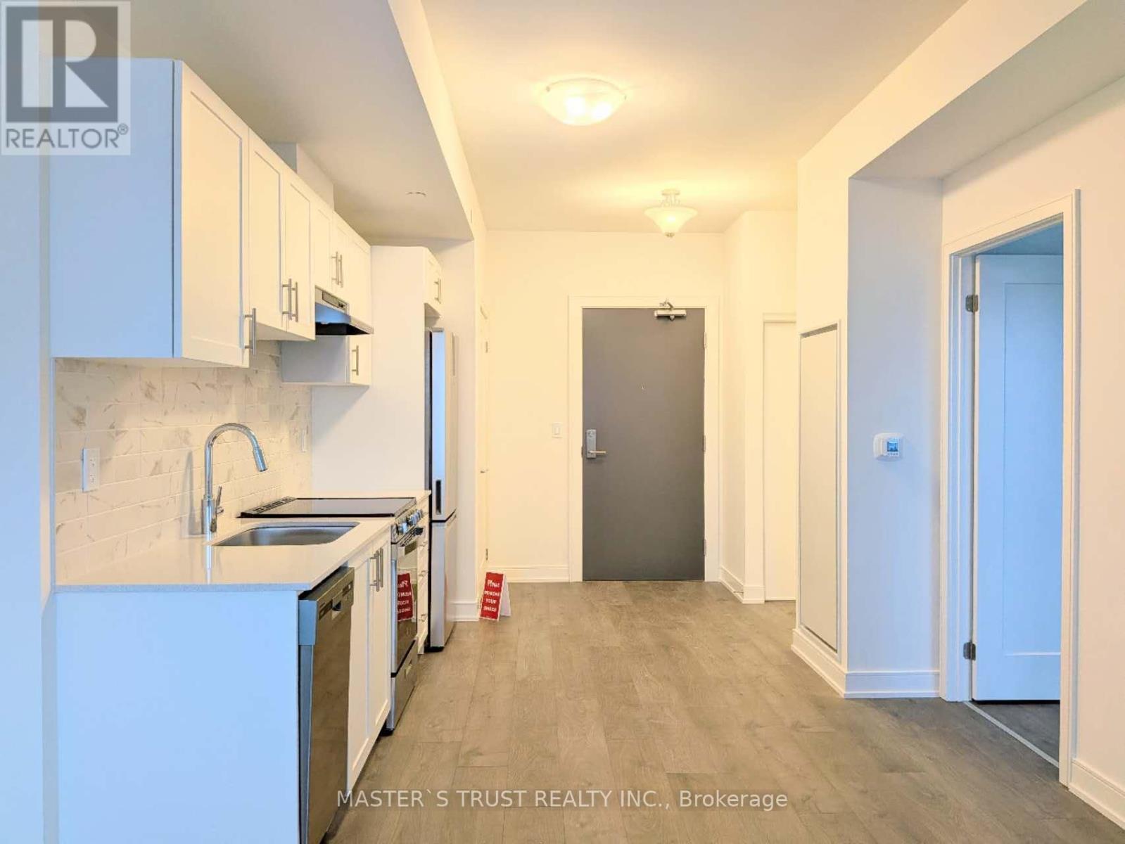 1105 - 715 Davis Drive N, Newmarket, Ontario  L3Y 0J2 - Photo 3 - N12631686