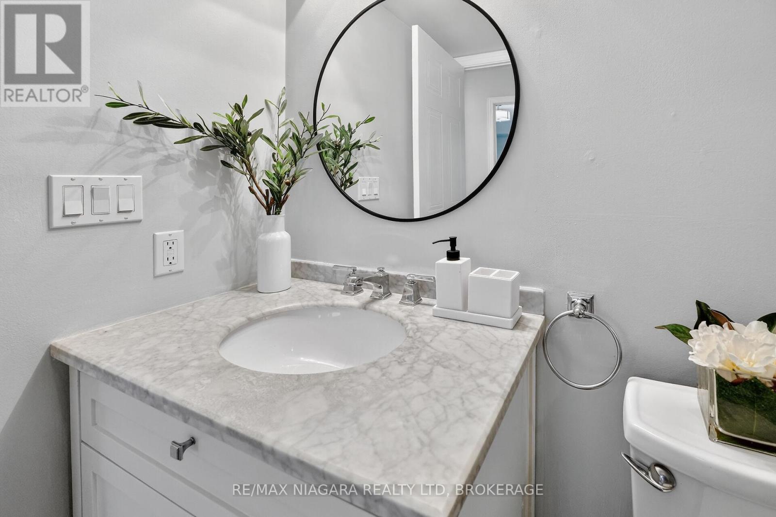 911 - 81 Scott Street, St. Catharines (Lakeport), Ontario  L2N 7L5 - Photo 15 - X12631836