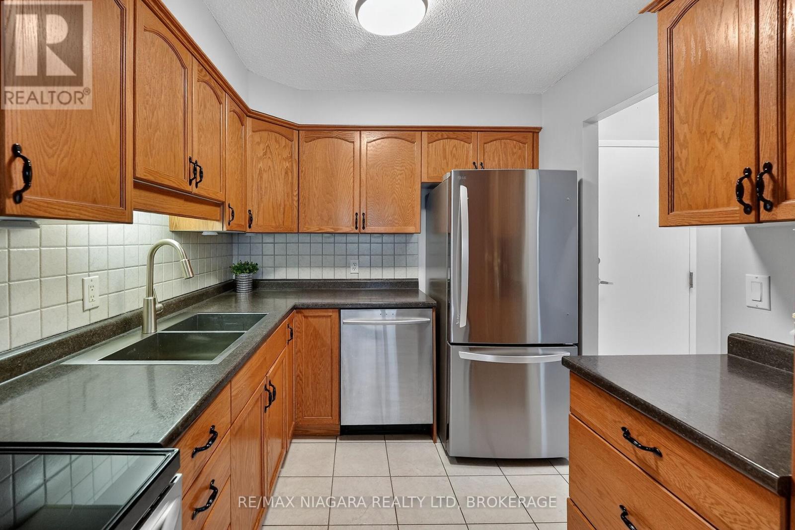 911 - 81 Scott Street, St. Catharines (Lakeport), Ontario  L2N 7L5 - Photo 4 - X12631836