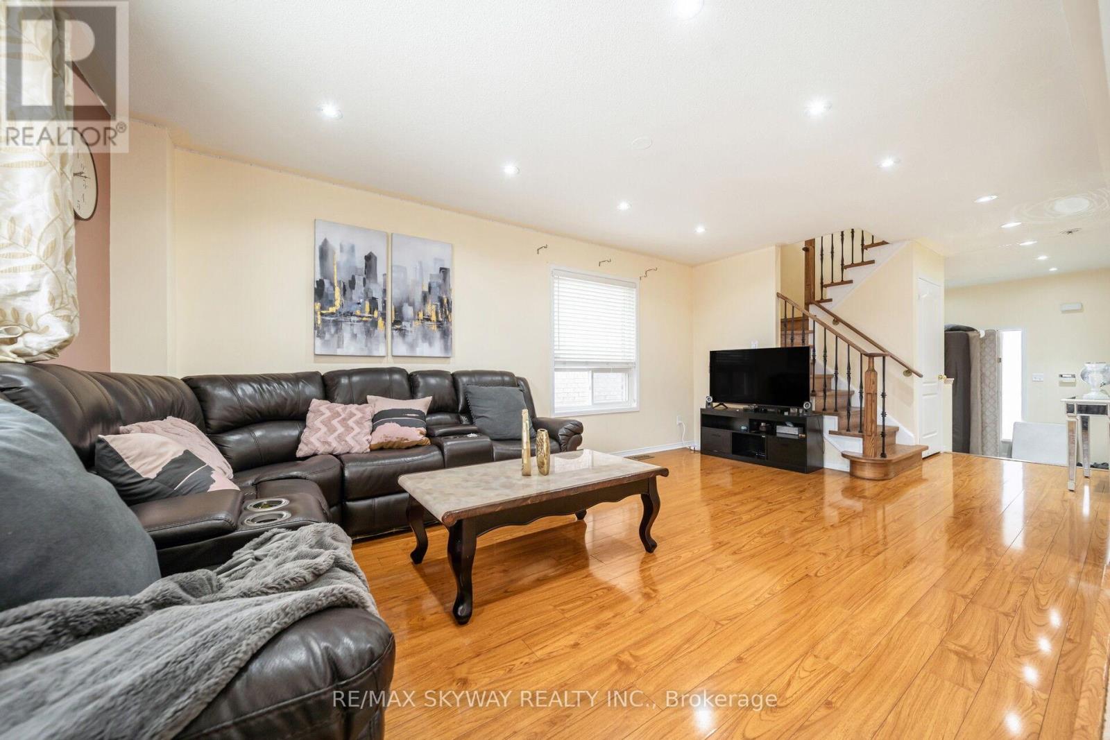 8 Hollingsworth Circle, Brampton, Ontario L7A 0J7 - Photo 16 - W12631816