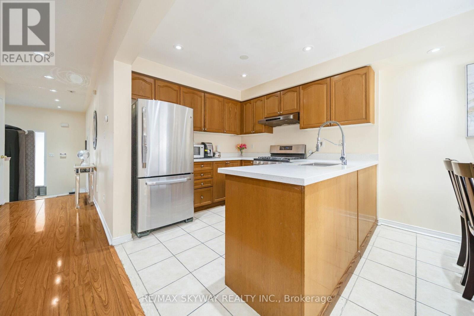 8 Hollingsworth Circle, Brampton, Ontario L7A 0J7 - Photo 19 - W12631816