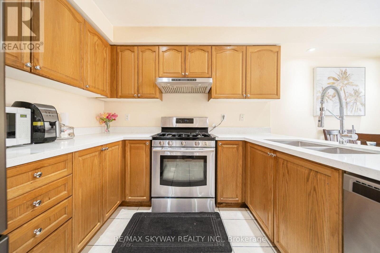 8 Hollingsworth Circle, Brampton, Ontario L7A 0J7 - Photo 21 - W12631816