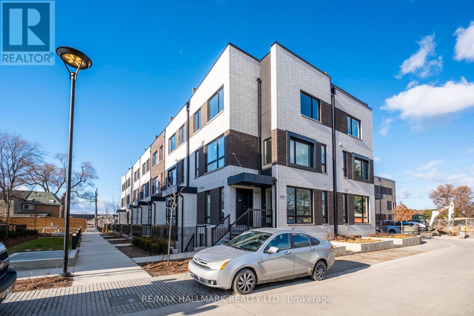 TH1 - 40 ED CLARK GARDENS, Toronto, Ontario