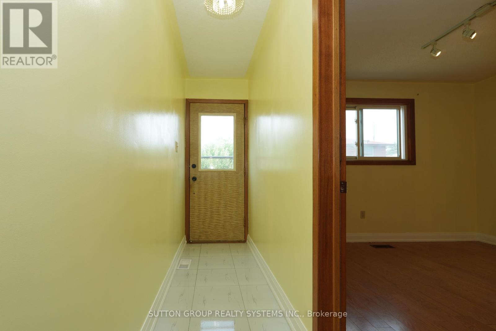 Upper - 101 Henley Drive, Hamilton, Ontario  L5E 4M8 - Photo 16 - X12631852