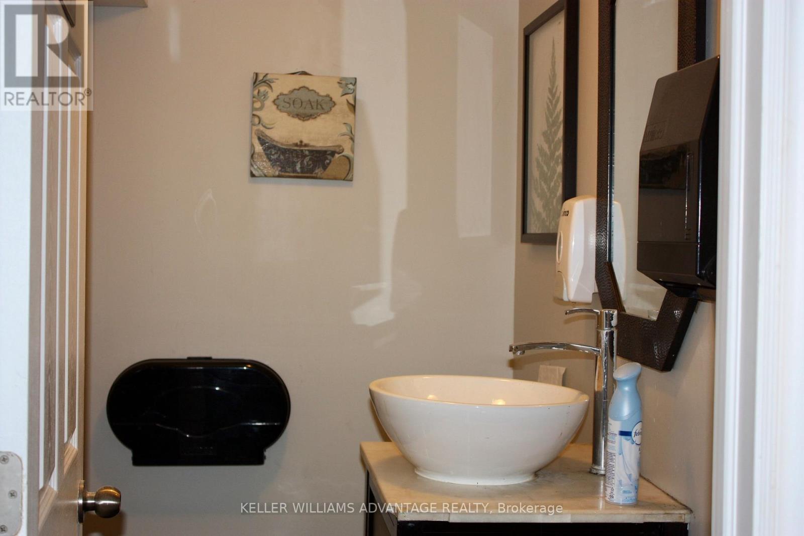 672 Yonge Street, Toronto (Bay Street Corridor), Ontario  M4Y 2A6 - Photo 7 - C12631586