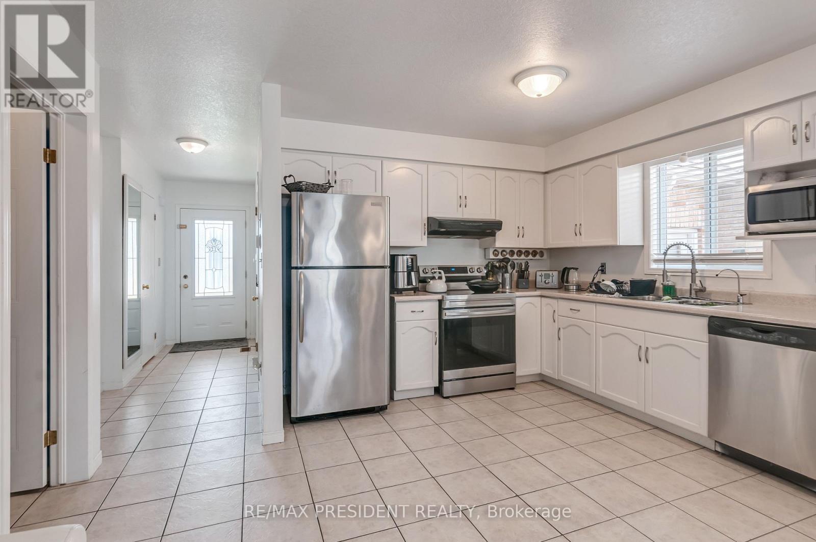 31 Chester Drive N, Cambridge, Ontario  N1T 2C4 - Photo 9 - X12435732