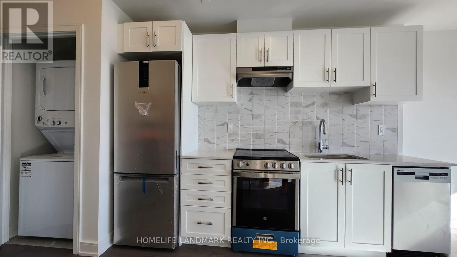 1106 - 715 Davis Drive, Newmarket (Huron Heights-Leslie Valley), Ontario  L3Y 0J2 - Photo 4 - N12631888