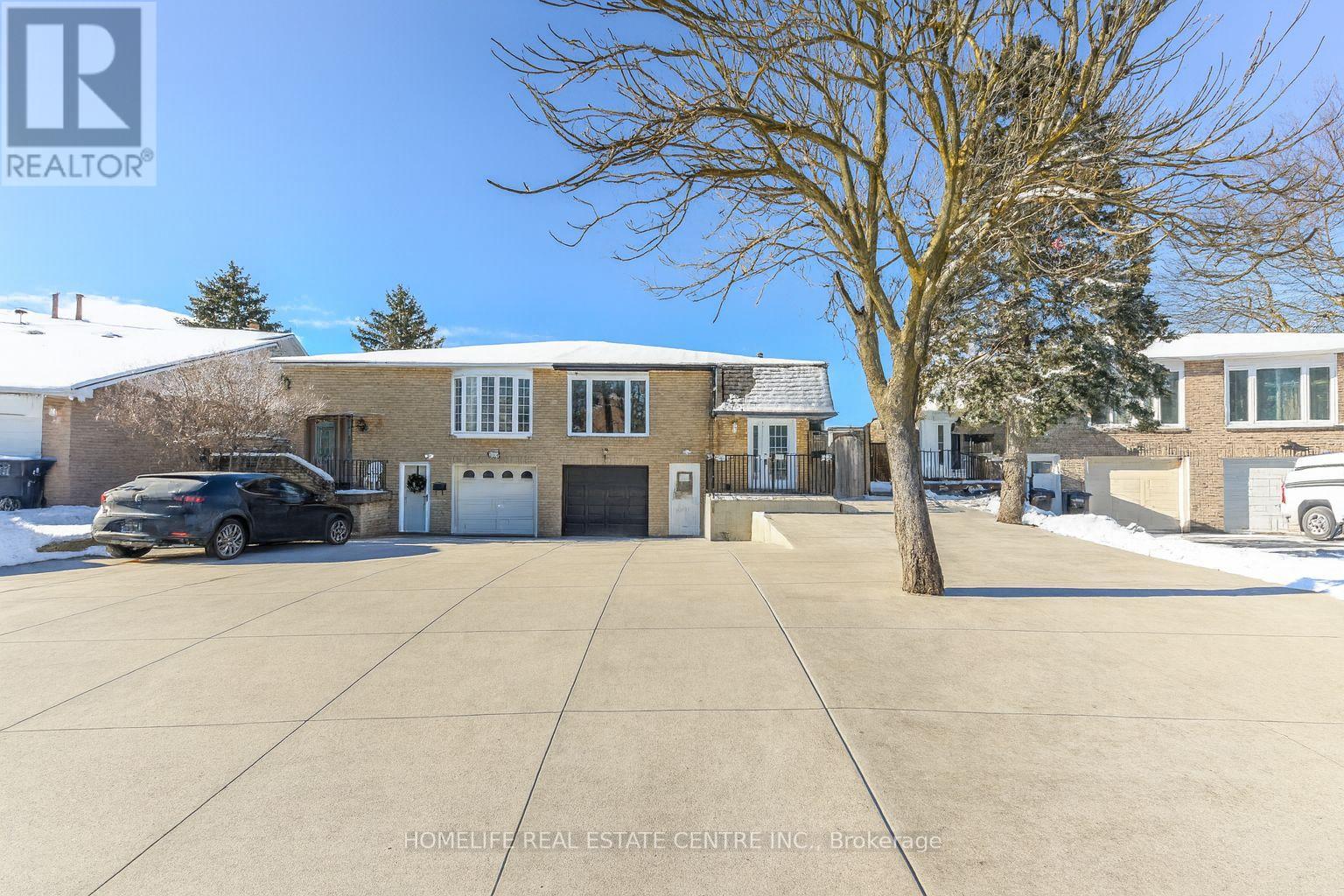 103 Salisbury Circle, Brampton, Ontario  L6V 2Z4 - Photo 3 - W12631894