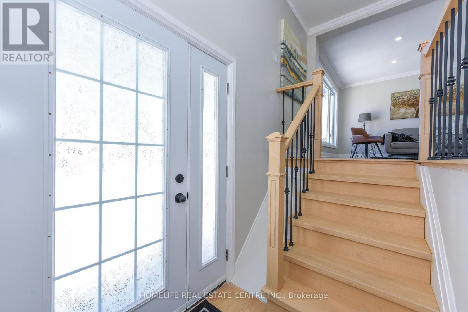103 Salisbury Circle, Brampton, Ontario  L6V 2Z4 - Photo 4 - W12631894
