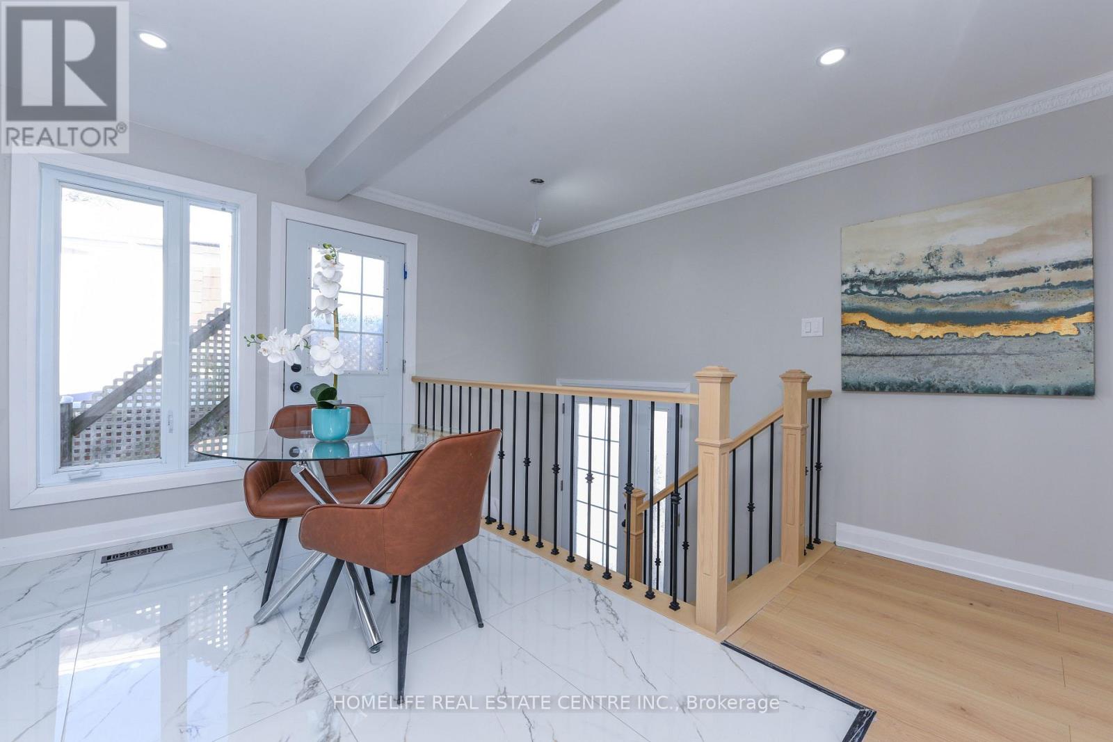 103 Salisbury Circle, Brampton, Ontario  L6V 2Z4 - Photo 5 - W12631894