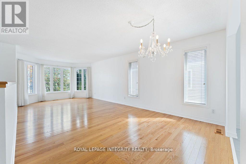 81 Lloydalex Crescent, Ottawa, Ontario  K2S 2E8 - Photo 8 - X12631918