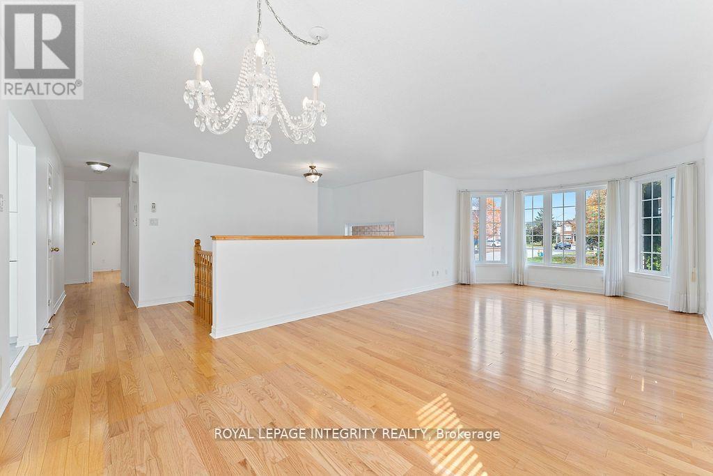 81 Lloydalex Crescent, Ottawa, Ontario  K2S 2E8 - Photo 9 - X12631918