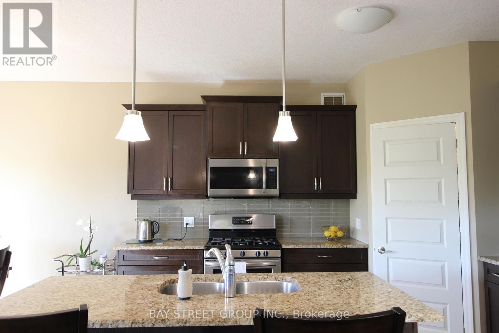 1451 Howlett Circle, London North, Ontario  N5X 0K5 - Photo 6 - X12571208