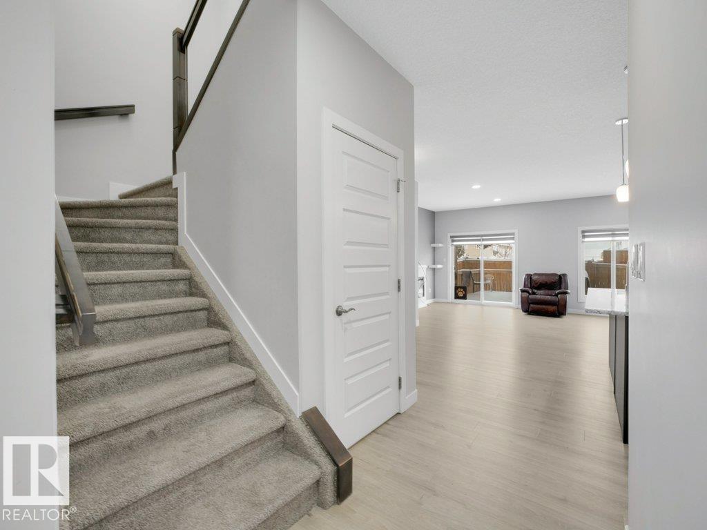 6412 167a Av Nw, Edmonton, Alberta  T5Y 3P7 - Photo 9 - E4468103