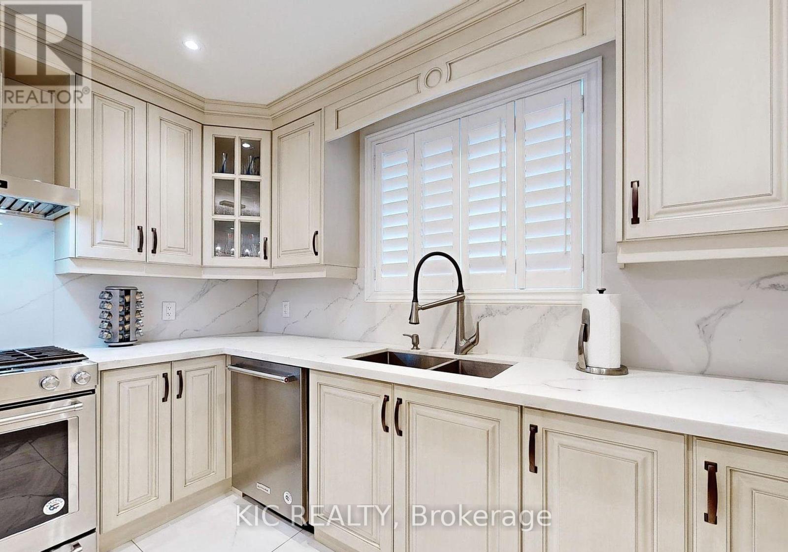 Main Floor - 226 Browndale Crescent, Richmond Hill, Ontario  L4C 3J1 - Photo 16 - N12631950