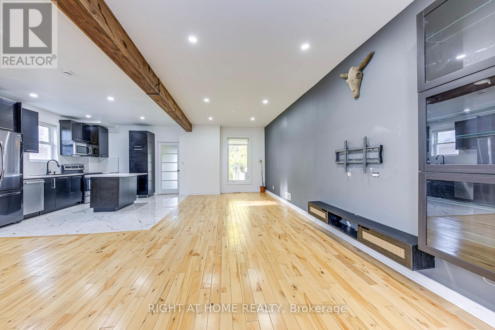 Upper - 1076 Eastmount Avenue, Mississauga, Ontario  L5E 1Z3 - Photo 11 - W12631908