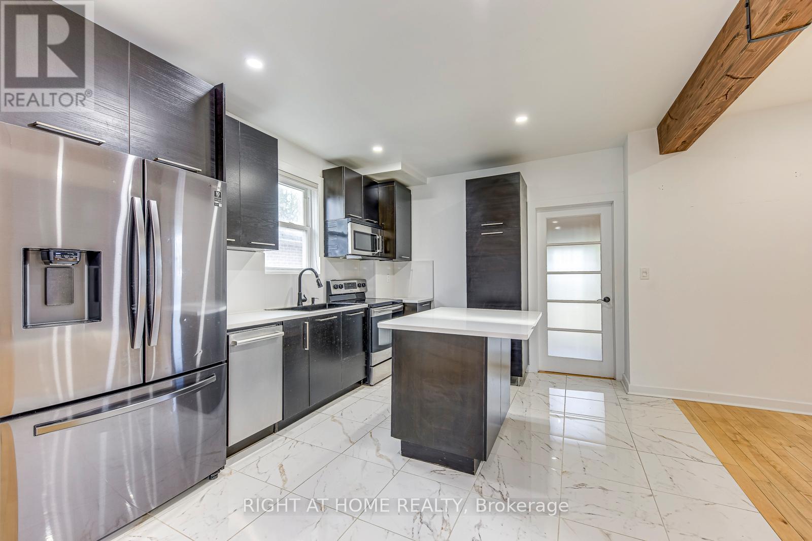 Upper - 1076 Eastmount Avenue, Mississauga, Ontario  L5E 1Z3 - Photo 14 - W12631908