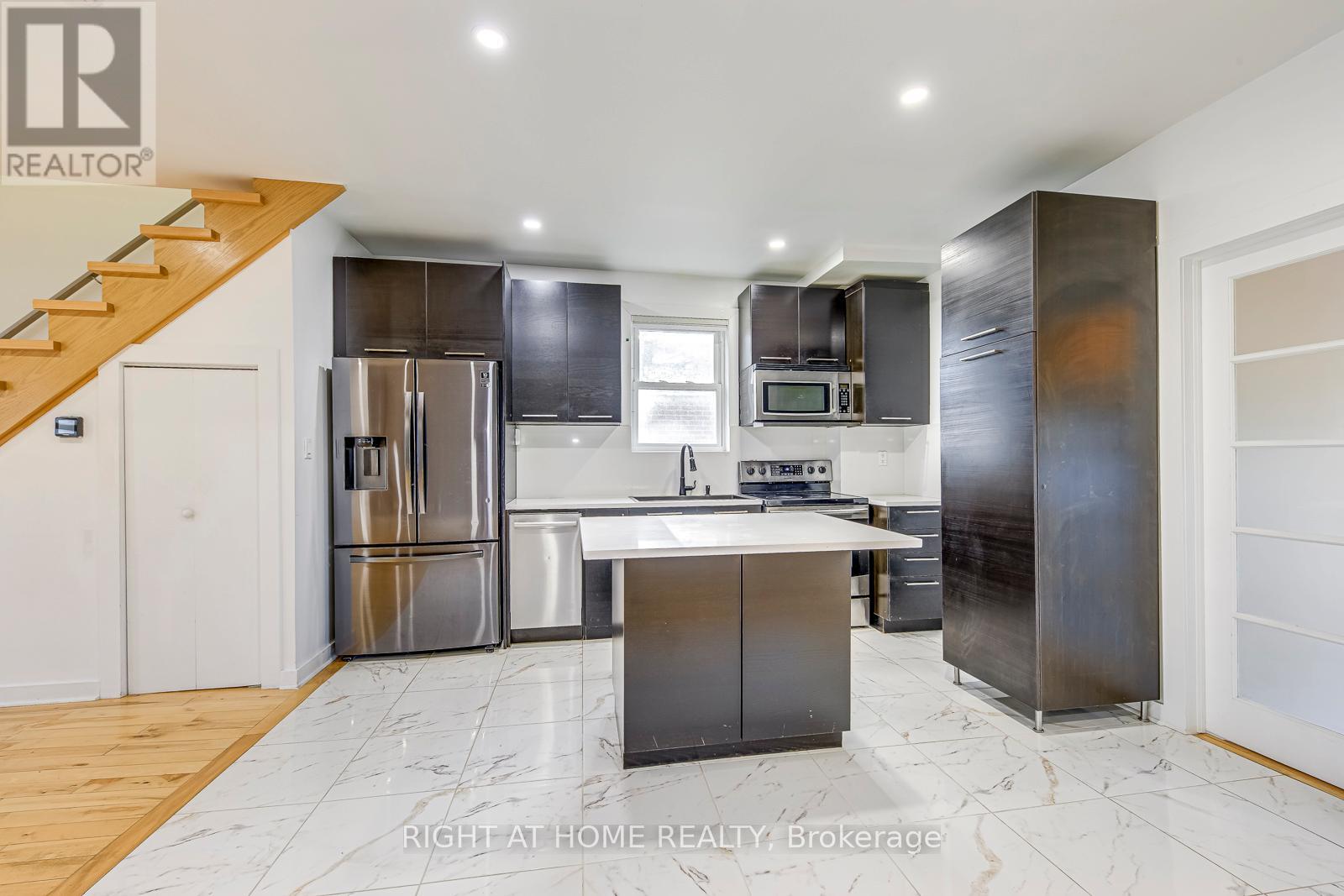 Upper - 1076 Eastmount Avenue, Mississauga, Ontario  L5E 1Z3 - Photo 15 - W12631908